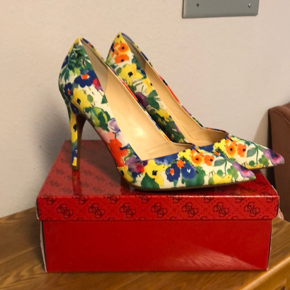 Guess Floral pumps size 10